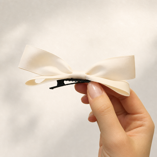 Ruban Bow Hairpin in Beige – Flat Lay Produktfoto | Vefash