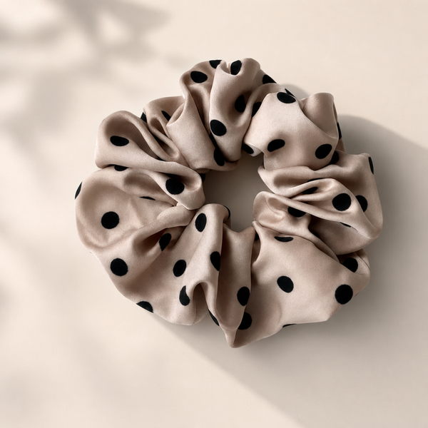 Pois Satin Scrunchie in khaki – Detailansicht Nahaufnahme | Vefash
