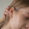 Goldene Blumen Ohrstecker mit Zirkonia – Elegant & Trendy