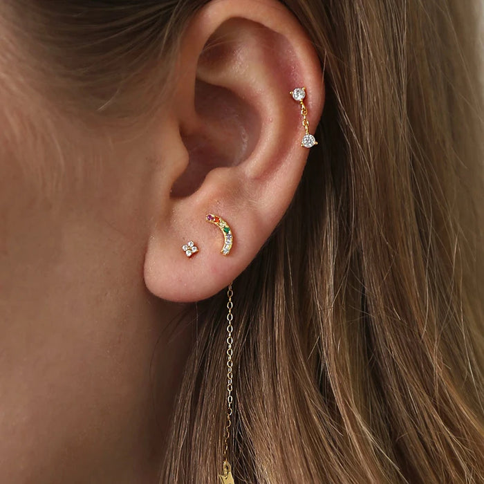 Goldene Blumen Ohrstecker mit Zirkonia – Elegant & Trendy