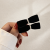 Ruban Bow Hairpin in Black 02 – Seitenansicht getragen im Haar | Vefash