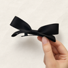 Ruban Bow Hairpin in Black – Detailansicht Nahaufnahme | Vefash