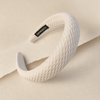 Pur Wide Hair Hoop in Weiß – Lifestyle Haarstyling Aufnahme | Vefash