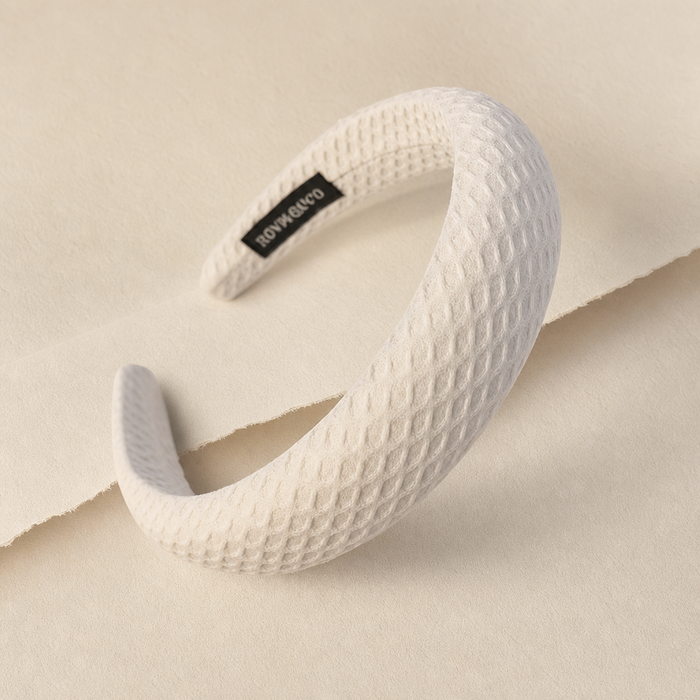 Pur Wide Hair Hoop in Weiß – Lifestyle Haarstyling Aufnahme | Vefash