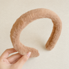 Bonbon Wide Headband in Karamell – Seitenansicht getragen im Haar | Vefash