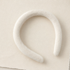 Bonbon Wide Headband in Creme – Lifestyle Haarstyling Aufnahme | Vefash