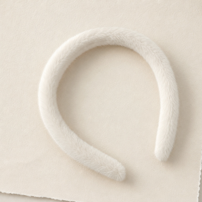 Bonbon Wide Headband in Creme – Lifestyle Haarstyling Aufnahme | Vefash
