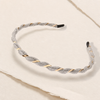 Organza Silk Headband in Silber – Seitenansicht getragen im Haar | Vefash
