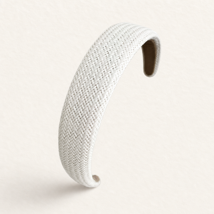 Tressé Wide Headband in Weiß – Detailansicht Nahaufnahme | Vefash