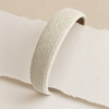 Tressé Wide Headband in Creme – Lifestyle Haarstyling Aufnahme | Vefash