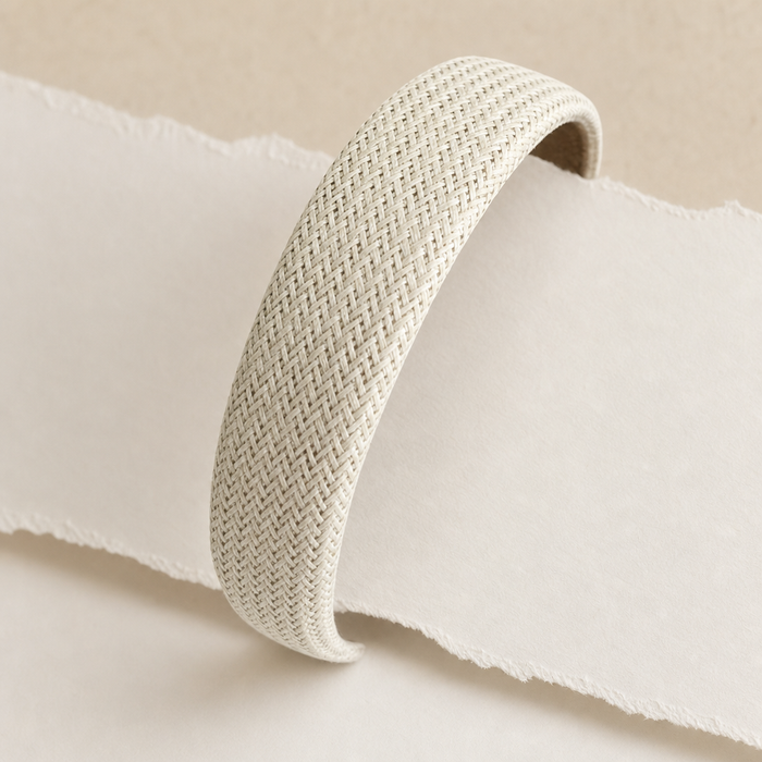 Tressé Wide Headband in Creme – Lifestyle Haarstyling Aufnahme | Vefash