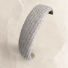 Tressé Wide Headband in Grau – Flat Lay Produktfoto | Vefash