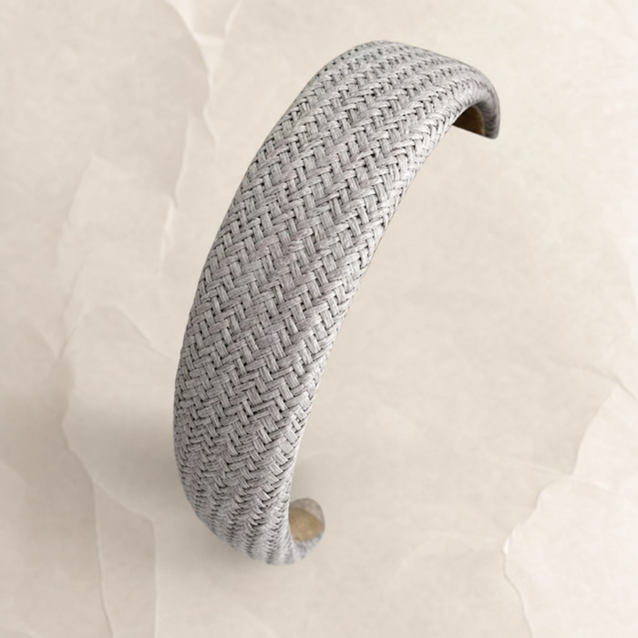 Tressé Wide Headband in Grau – Flat Lay Produktfoto | Vefash