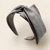 Tricot Knit Headband in Grau – Lifestyle Haarstyling Aufnahme | Vefash