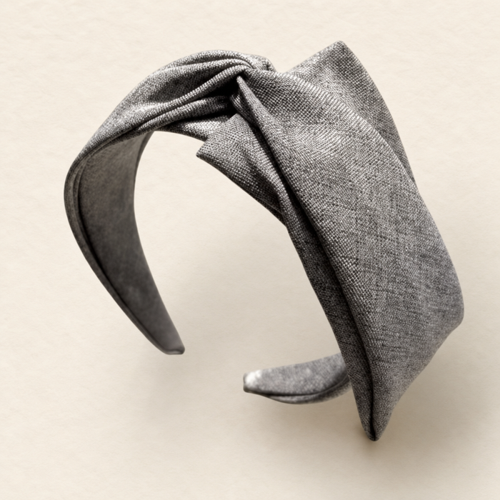 Tricot Knit Headband in Grau – Lifestyle Haarstyling Aufnahme | Vefash