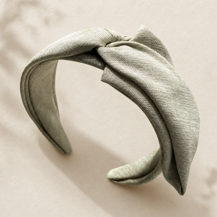 Tricot Knit Headband in Grün – Seitenansicht getragen im Haar | Vefash