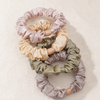 Arc-en-ciel Satin Scrunchie Set in Pastell-Mix – Detailansicht Nahaufnahme | Vefash
