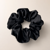 Pois Satin Scrunchie in Schwarz – Flat Lay Produktfoto | Vefash
