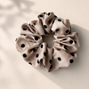 Pois Satin Scrunchie in khaki – Detailansicht Nahaufnahme | Vefash