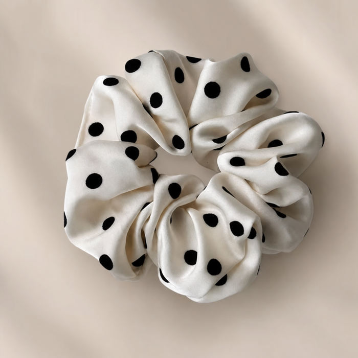Pois Satin Scrunchie in Weiß – Lifestyle Haarstyling Aufnahme | Vefash