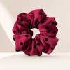 Pois Satin Scrunchie in Rot – Seitenansicht getragen im Haar | Vefash