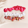Floral Satin Scrunchie Set in Pink – Flat Lay Produktfoto | Vefash