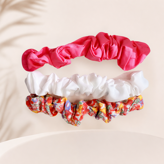 Floral Satin Scrunchie Set in Pink – Flat Lay Produktfoto | Vefash