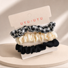 Floral Satin Scrunchie Set in Schwarz-Weiß – Lifestyle Haarstyling Aufnahme | Vefash