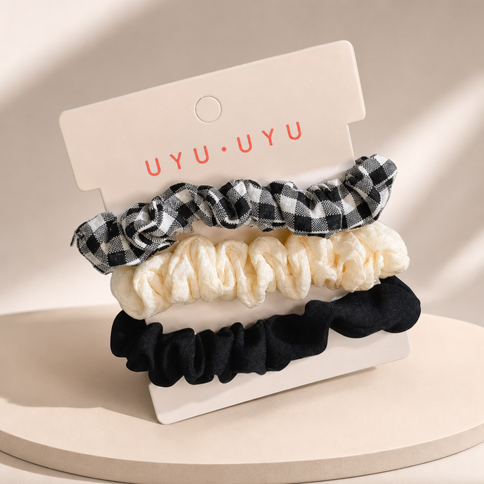 Floral Satin Scrunchie Set in Schwarz-Weiß – Lifestyle Haarstyling Aufnahme | Vefash