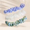 Floral Satin Scrunchie Set in Blau – Seitenansicht getragen im Haar | Vefash