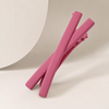 Minuit Acetate Duckbill Clip in Rosa – Seitenansicht getragen im Haar | Vefash