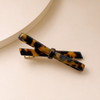 Minuit Acetate Duckbill Clip in Schildpatt – Lifestyle Eleganz-Aufnahme | Vefash