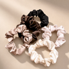 Imprimé Satin Scrunchie Set in Satin Dunkel – Detailansicht Nahaufnahme | Vefash