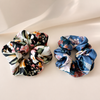 Imprimé Satin Scrunchie Set in Floral Dunkel – Seitenansicht getragen im Haar | Vefash