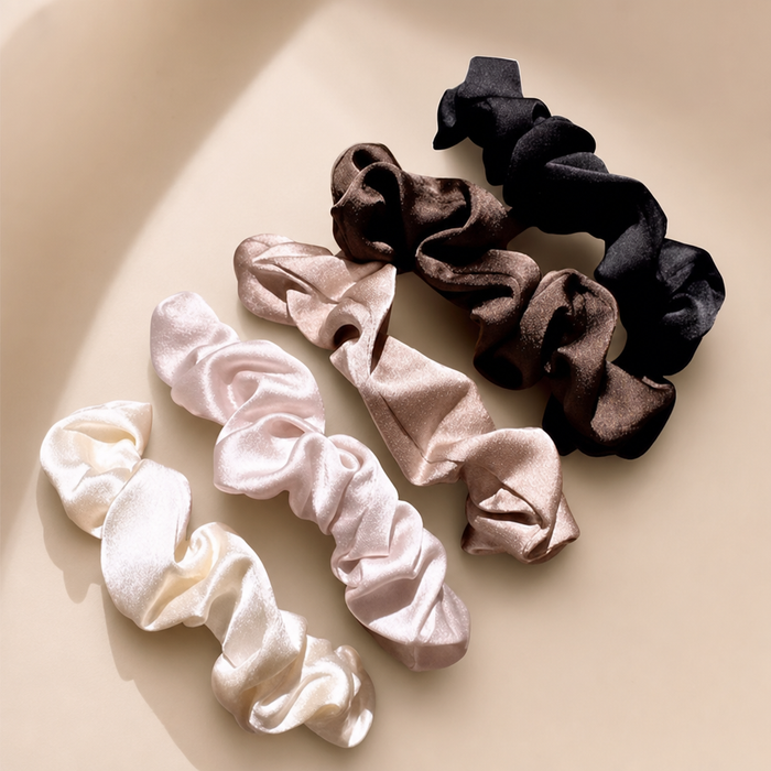 Imprimé Satin Scrunchie Set in Satin Creme – Flat Lay Produktfoto | Vefash