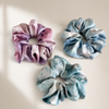 Imprimé Satin Scrunchie Set in Batik-Mix – Lifestyle Haarstyling Aufnahme | Vefash