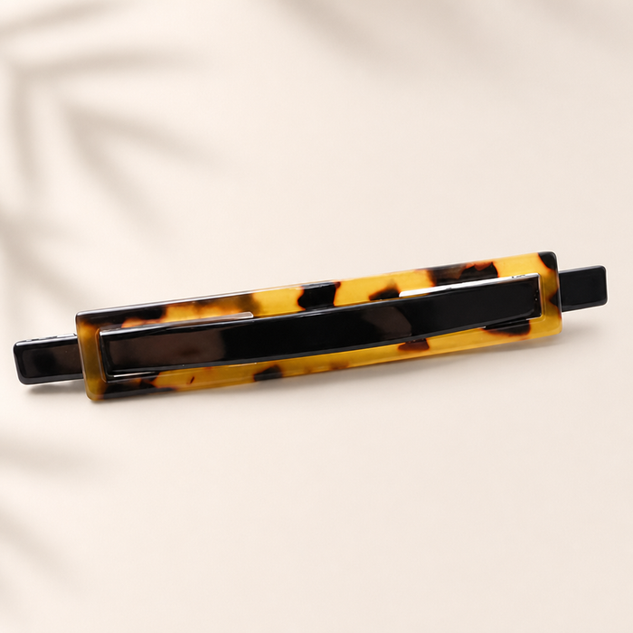 Classique Acetate Spring Clip in Schildpatt – Lifestyle Haarstyling Aufnahme | Vefash