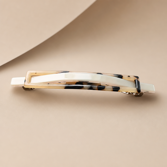 Classique Acetate Spring Clip in Leopard hell – Detailansicht Nahaufnahme | Vefash