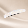 Dorée Wide Spring Clip in Perlweiß – Seitenansicht getragen im Haar | Vefash