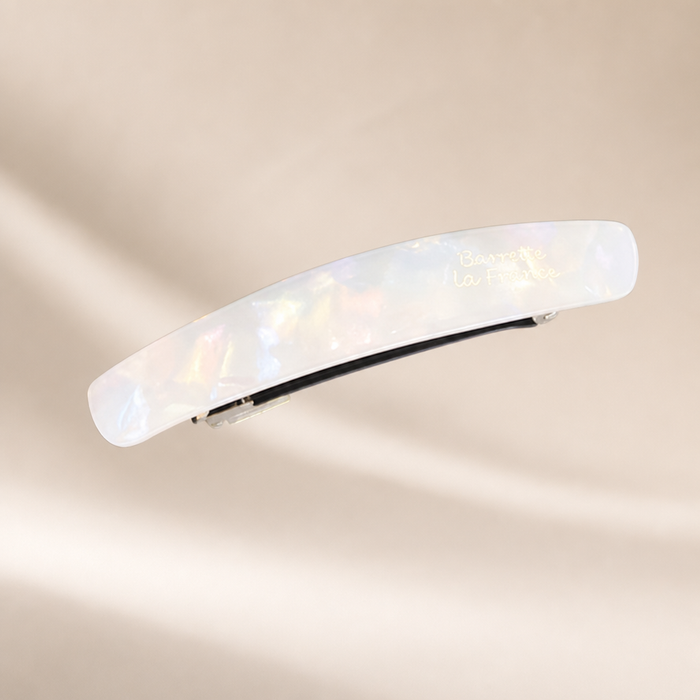 Dorée Wide Spring Clip in Perlweiß – Seitenansicht getragen im Haar | Vefash