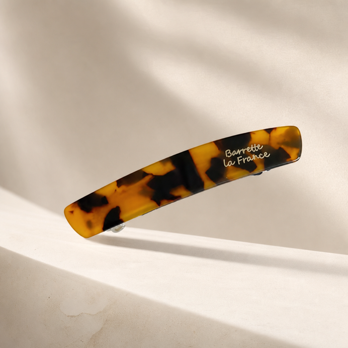 Dorée Wide Spring Clip in Schildpatt – Lifestyle Haarstyling Aufnahme | Vefash