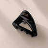 Prisme Mini Claw Clip in Schwarz – Lifestyle Haarstyling Aufnahme | Vefash