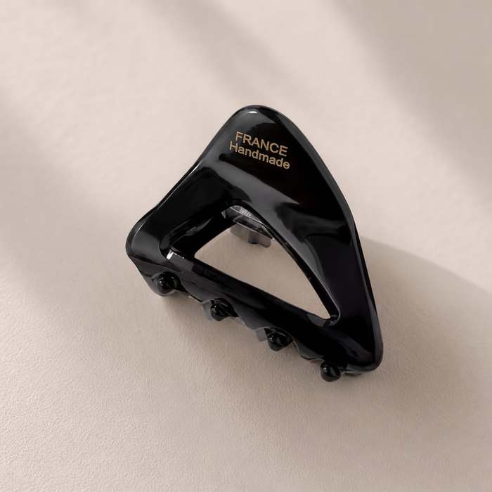 Prisme Mini Claw Clip in Schwarz – Lifestyle Haarstyling Aufnahme | Vefash