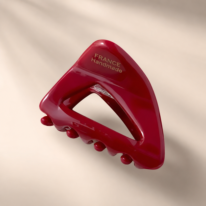 Prisme Mini Claw Clip in Rot – Seitenansicht getragen im Haar | Vefash