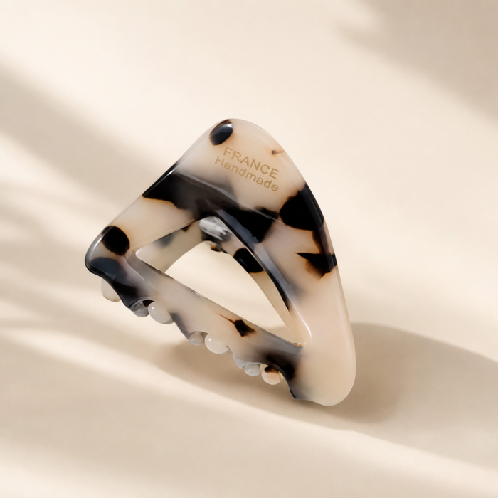 Prisme Mini Claw Clip in Leopard – Flat Lay Produktfoto | Vefash