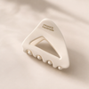 Prisme Mini Claw Clip in Creme – Detailansicht Nahaufnahme | Vefash