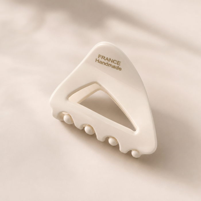 Prisme Mini Claw Clip in Creme – Detailansicht Nahaufnahme | Vefash