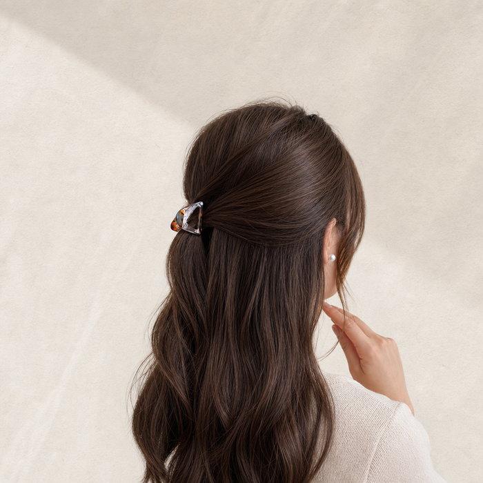 Prisme Mini Claw Clip – Lifestyle Haarstyling Aufnahme | Vefash