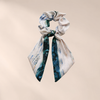Ribbon Bow Scrunchie Print von vefash – Haarschleifen, Nahaufnahme 5