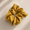 Cow Print Scrunchie von vefash – Scrunchies, Detailaufnahme 2